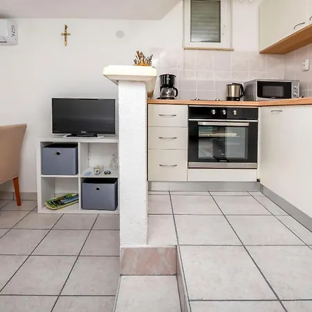 Ive I Maja Apartment Razanj