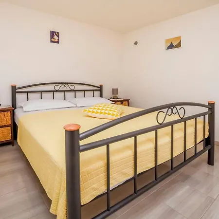 Ive I Maja Apartment Razanj
